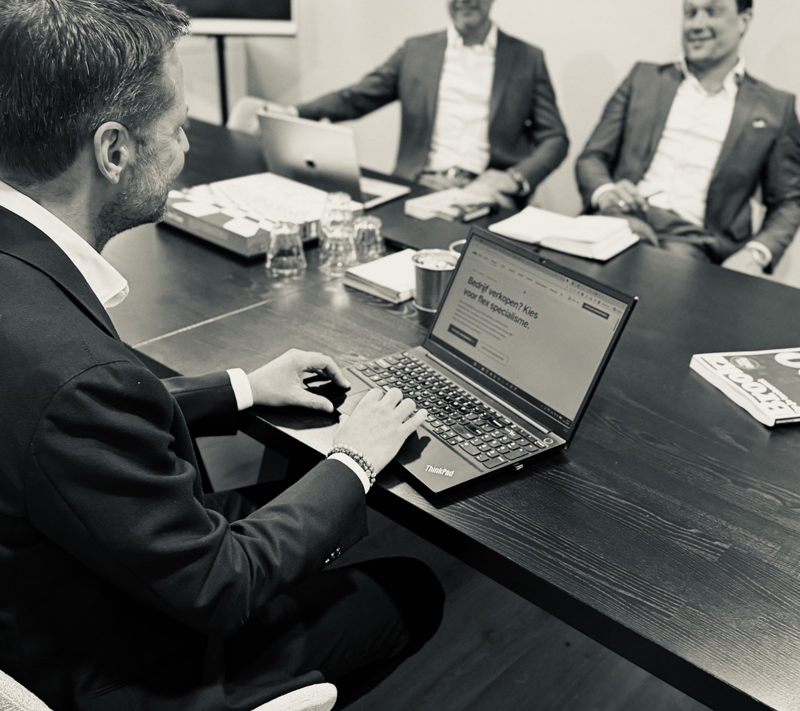 Robbert Jan, Niklas en Stef in overleg over een dealstructuur